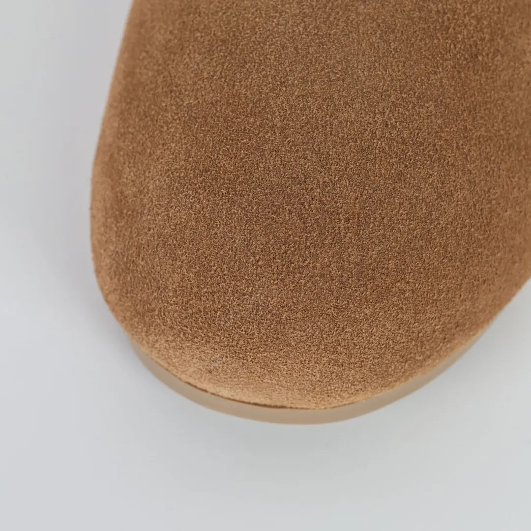 Local self-pickup💰560 Core recommended good price Independently developed original outsole, cashmere insole, keeping warm in winter, suitable for home use. In recent years, uug has launched a style series, which is partially skewed towards the preferences of young consumers, and has also been at the forefront of fashion trends. Shoe body material, water-repellent coated suede upper, 17mm UGGPURE™ implanted wool insole, lightweight non-slip and comfortable rubber outsole, with brand LOGO, complete packaging, size: 35 36 37 38 39 40